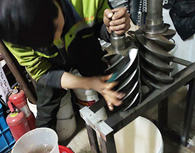 中(zhong)央空調壓縮機(jī)維(wei)